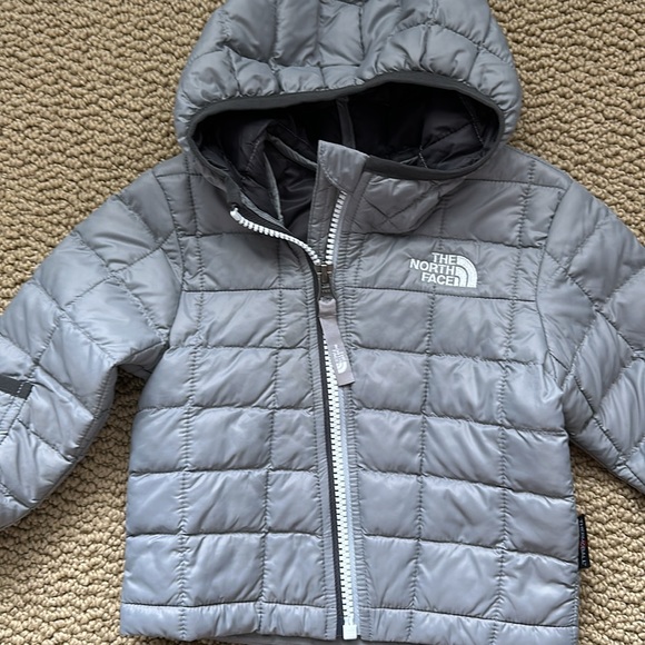 Baby  The North Face Jacket size 3-6 MTHS - Picture 2 of 5
